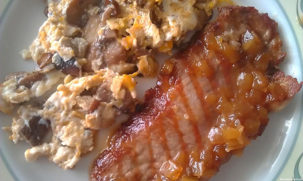 Presa ibérica con revuelto de ajetes y setas